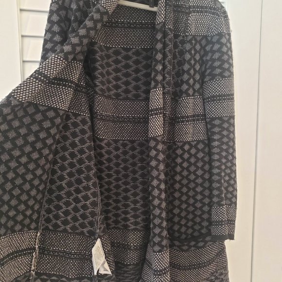 BCBGMAXAZRIA Shadia Textured Jacquard Sweater Coat in Black and Gray Size Small - Picture 4 of 12